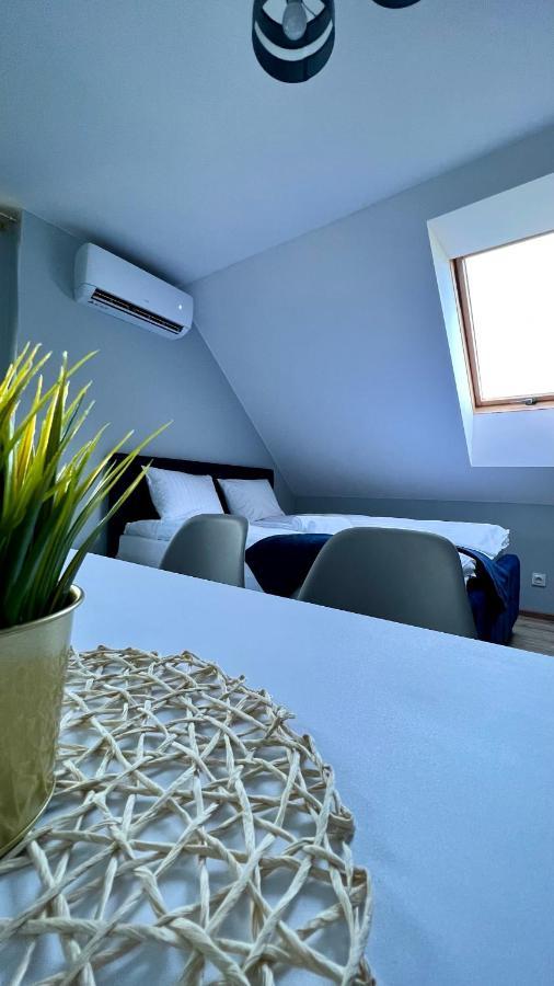 Aparthotel W Dolinie Stawow Zator By Housine Las Exterior foto